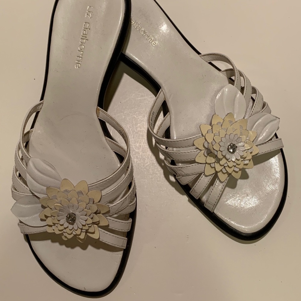 WOMEN’S LIZ CLAIBORNE SANDALS.